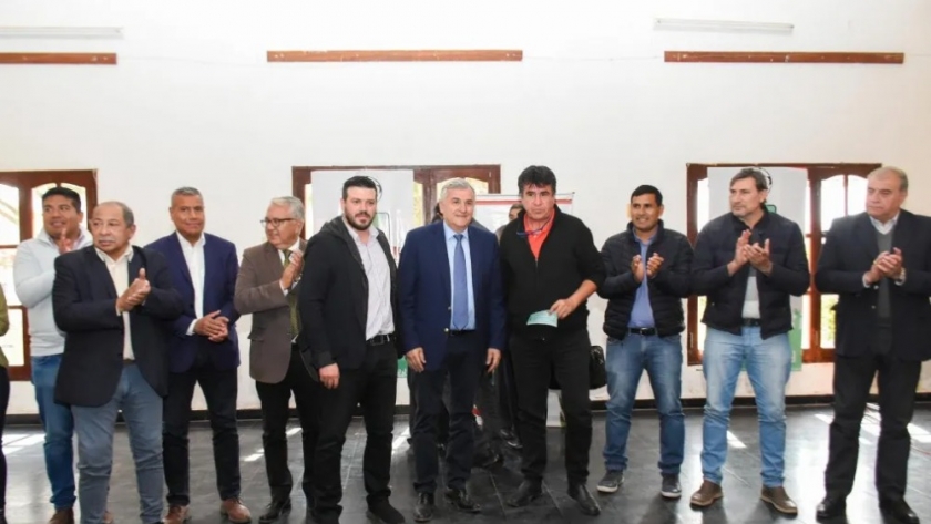 El gobernador entregó subsidios a clubes del Ramal