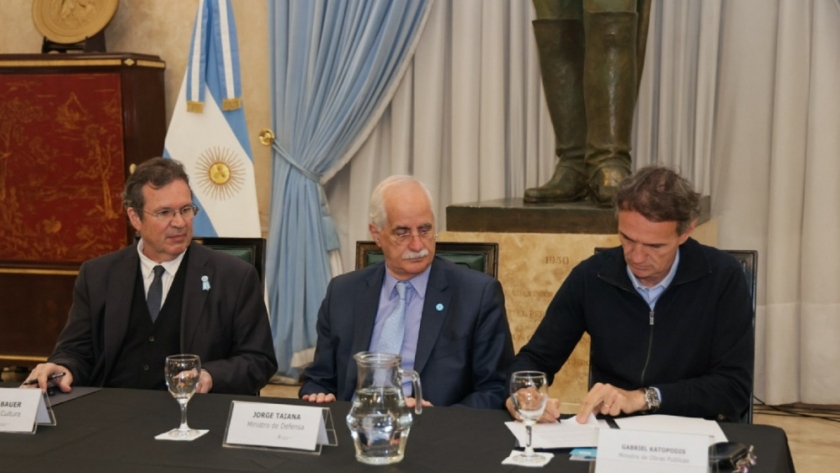 Katopodis, Taiana y Bauer firmaron el convenio del “Programa de Recuperación de Faros”