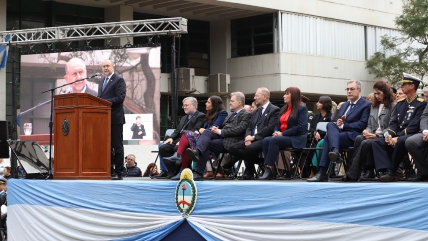 Omar Perotti encabezó el acto por el 207 aniversario de la independencia