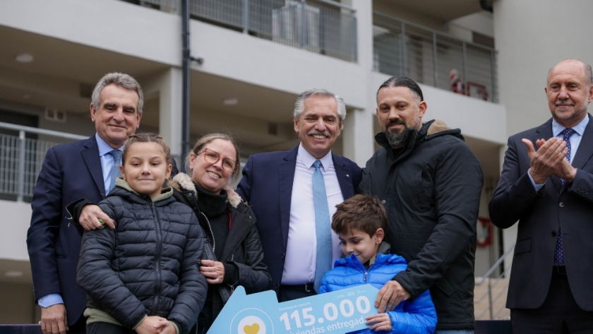 El Presidente entregó en Santa Fe la vivienda 115.000 de la gestión
