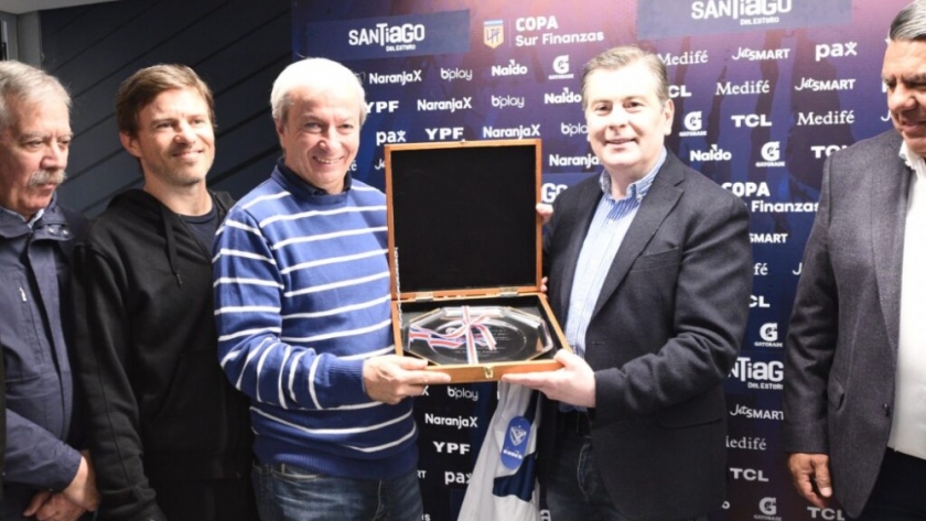 El gobernador entregó presentes a Tapia y a dirigentes de los finalistas de la Liga 