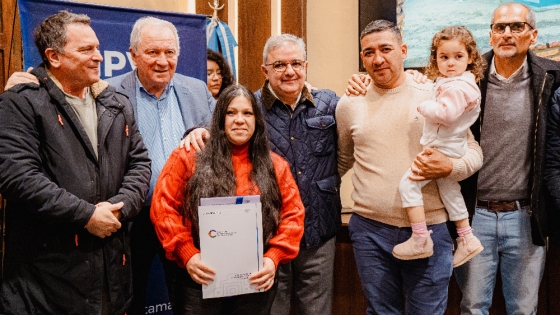 Raúl Jalil entregó viviendas a familias catamarqueñas con terreno propio