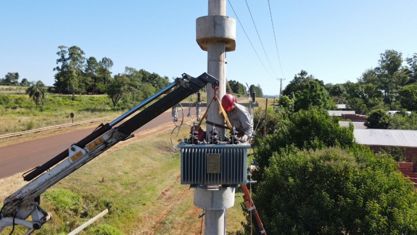 Energía: en Itacaruaré familias se ven beneficiadas con mejoras eléctricas