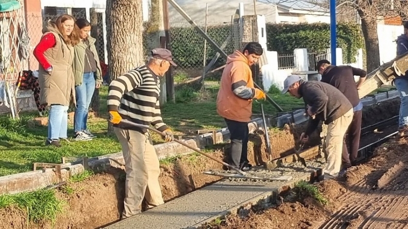 Más avances en la construcción de cordón cuneta en Barrio España