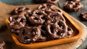Paso a paso: cómo preparar pretzels de chocolate y cannabis