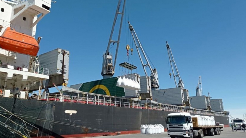 El puerto de Puerto Deseado trabaja en su segundo operativo de exportación de cemento