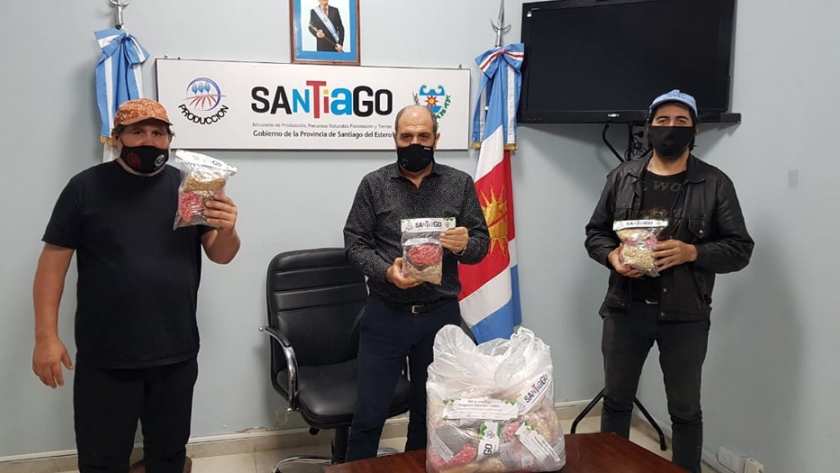 El Ministro Mandrille y delegado SAFCI-SGO DEL ESTERO Claudio Nicolau hicieron entrega de kit de semillas