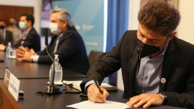 Fernández y Kicillof firmaron convenios con la CAF para financiar obras hídricas y de transporte eléctrico en la Provincia