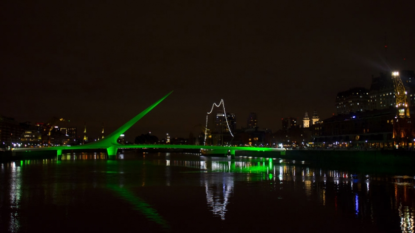 Monumentos y edificios porteños se visten de verde