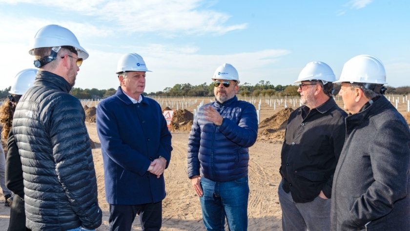 “La Pampa proyecta su futuro”, afirmó Ziliotto durante la colocación de los primeros paneles en el Parque Fotovoltaico de Victorica