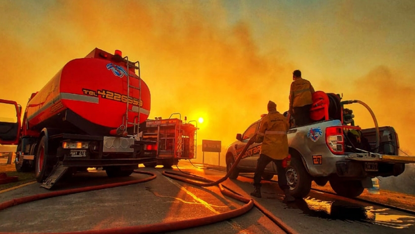 Bomberos entrerrianos siguen colaborando en los focos de incendio de Santa Fe sobre la ruta 168