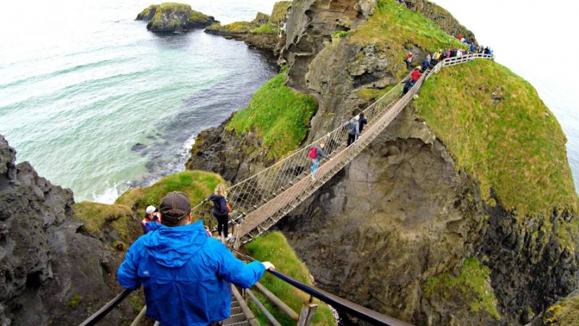 El puente de cuerda más atractivo de Europa es tan popular que se requiere un ticket para cruzarlo 