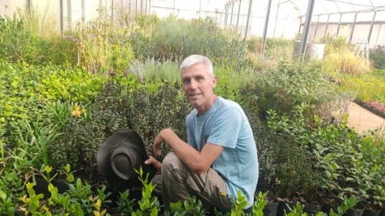 Reconocido paisajista de la Patagonia, el agrónomo Jorge Wirth se especializó en especies nativas y armó un envidiable banco de plantas madres en Plottier