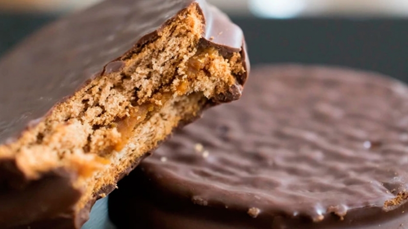 La ANMAT prohibió la comercialización de dos alfajores de chocolate, una crema helada y una miel de abejas