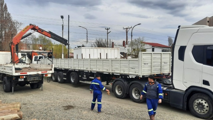 Arribaron materiales para avanzar en el tendido eléctrico hacia Monte León