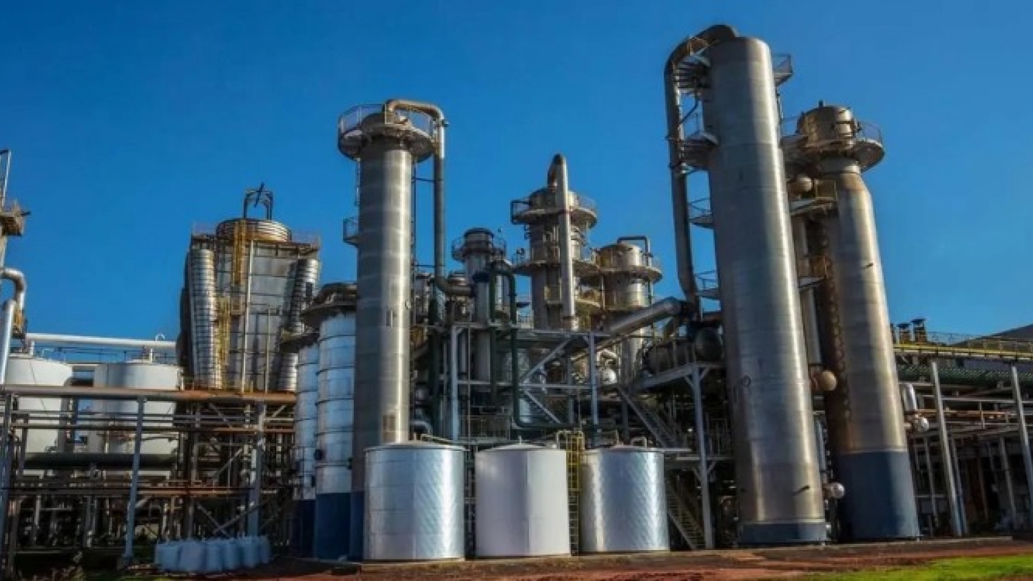 Adecoagro refuerza su estrategia en Brasil con la compra de un ingenio azucarero para expandir su producción de etanol