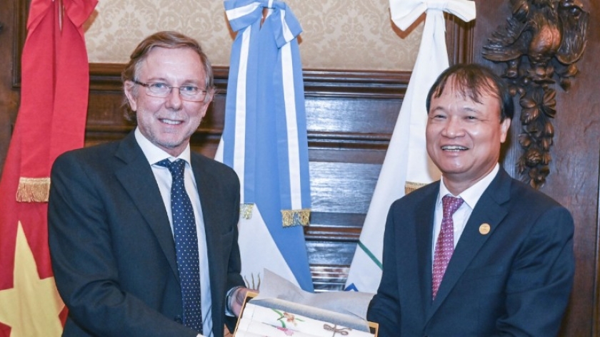 Bahillo junto a funcionarios vietnamitas: 