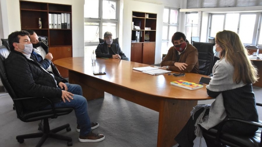 Martín de los Ríos y la secretaria de Desarrollo Agropecuario, Milagros Patrón Costas, recibieron al presidente de la Asociación de Frutas y Hortalizas