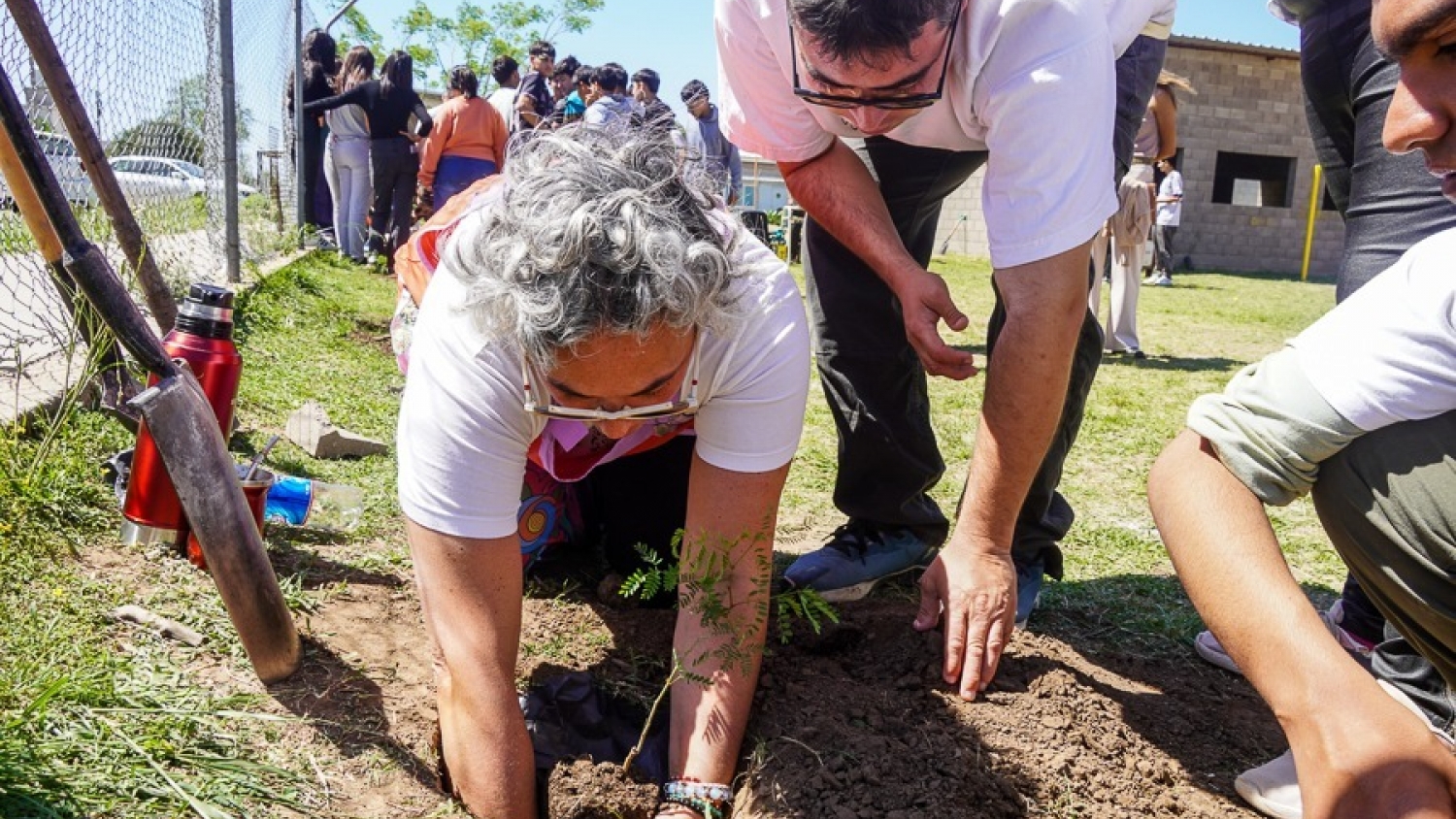 El Ministerio de Ambiente impulsó una jornada de forestación junto a escuelas en Malvinas Argentinas