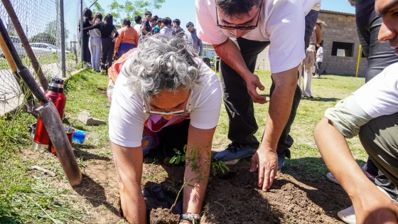 El Ministerio de Ambiente impulsó una jornada de forestación junto a escuelas en Malvinas Argentinas
