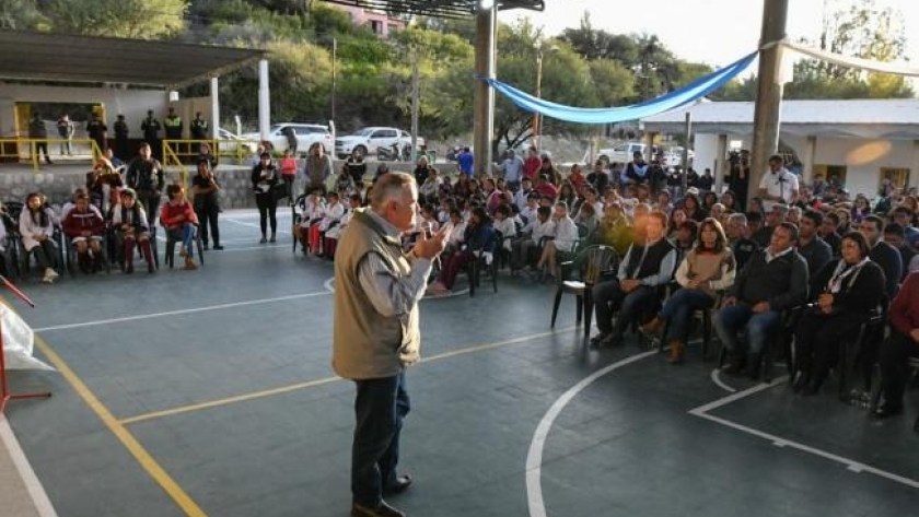 El Gobernador entregó equipamiento a la escuela N°50 