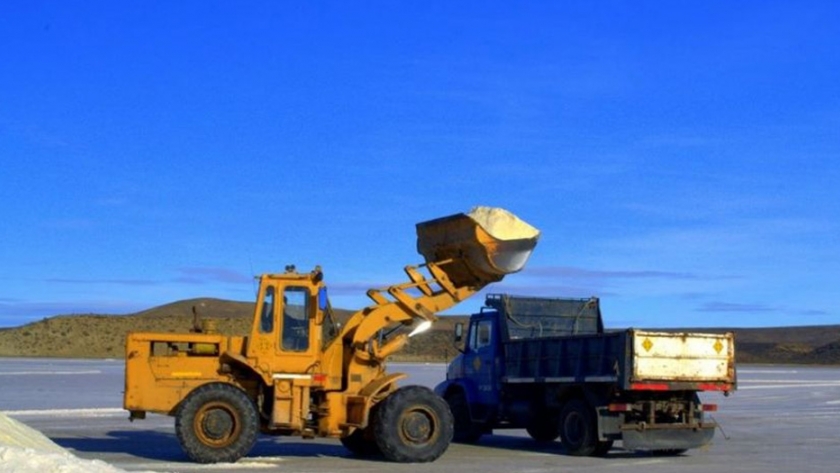 Realizan tareas de acopio de sal para el mantenimiento de rutas