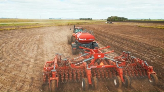 Apache apuesta a la innovación y lleva su nueva sembradora a mercados internacionales