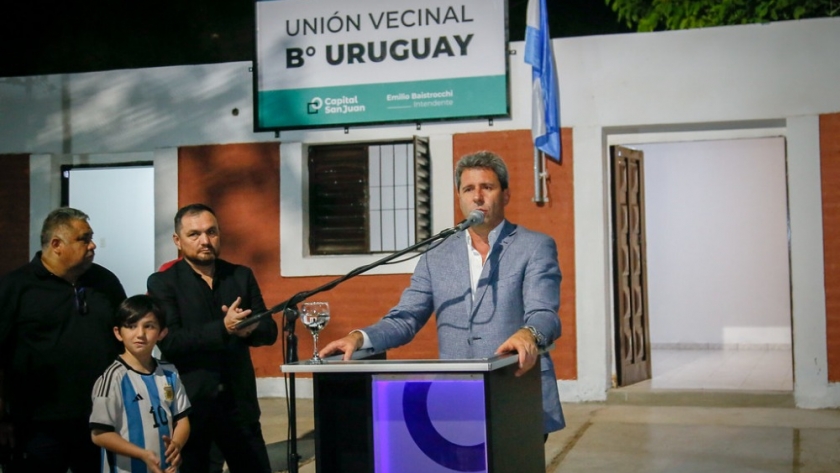 El gobernador inauguró luminarias led y la renovación de un paseo en el barrio Uruguay