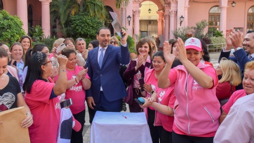 El gobernador Valdés firmó la promulgación de la Ley de Paridad de Género