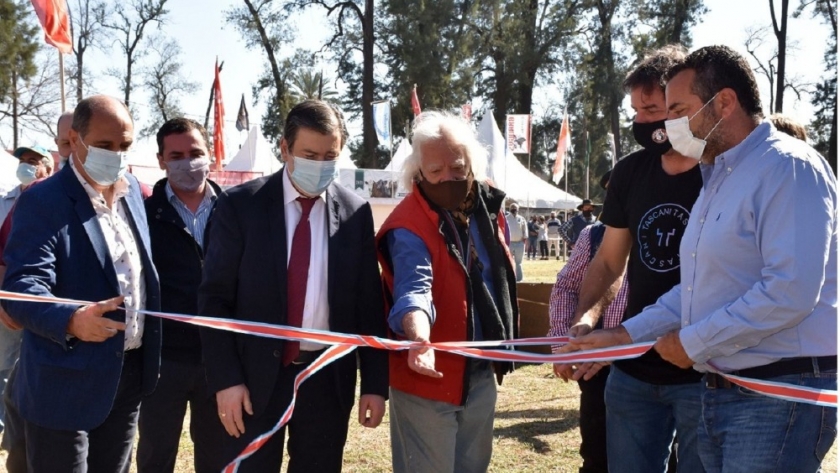 El gobernador Gerardo Zamora realizó un corte de cinta en la XIV edición de la Expo Bra 2021