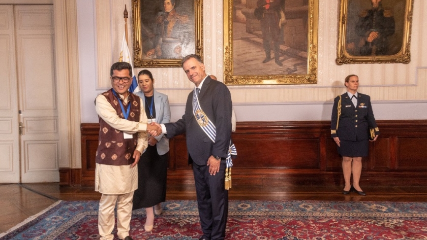 Pabitra Margherita y Randhir Jaiswal felicitan a Yamandú Orsi por su presidencia