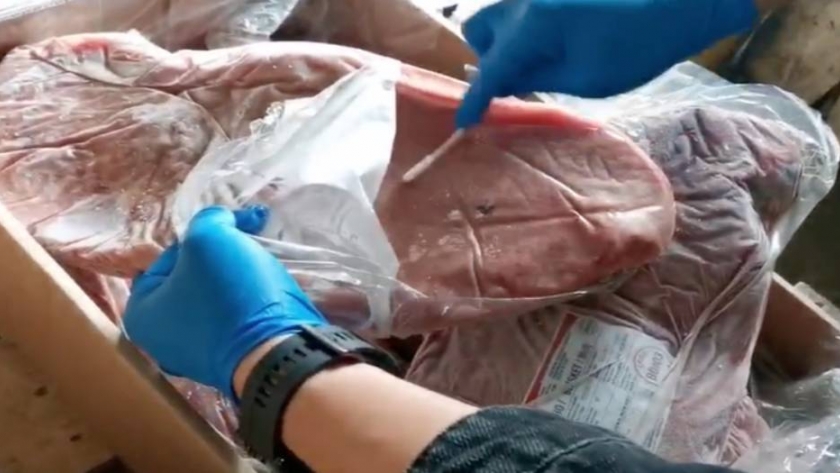 Polémica: un video muestra las condiciones en que se realizan los hisopados a la carne argentina que ingresa a China
