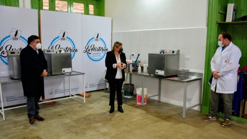 Autoridades provinciales y municipales recorrieron la sala de pasteurización de la lechería que lleva adelante el gobierno local