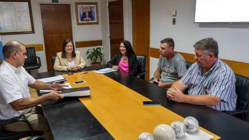 Producción firmó convenios con pequeños productores ganaderos