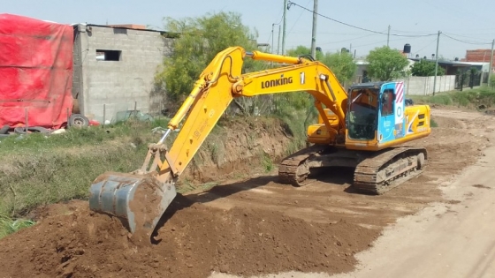 La municipalidad realiza trabajos de limpieza y mantenimiento de canales y caminos Vecinales