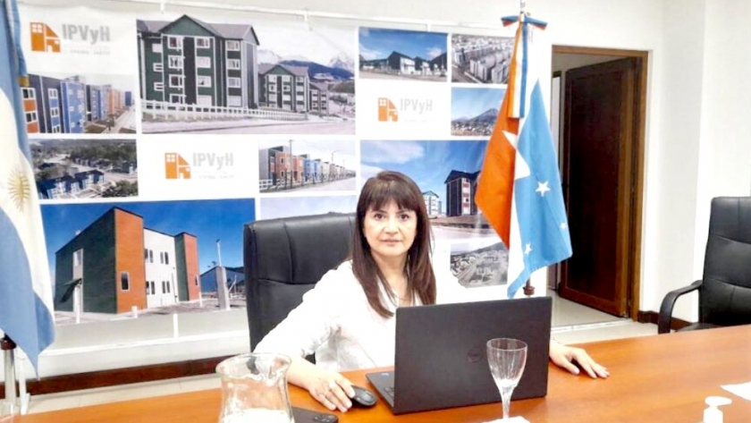 Comenzó la colocación de los primeros paneles de energía en las viviendas sustentables CEF