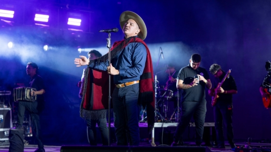 El Patio inauguró su nueva etapa en la Fiesta del Poncho con folklore, danza y un cierre multitudinario de Cristian Herrera