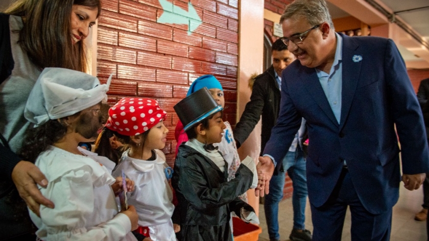 El Gobernador recorrió los trabajos de refacción en la Escuela “Sarmiento-Moreno”