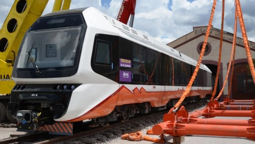 El Tren Solar de la Quebrada fue colocado sobre las vías