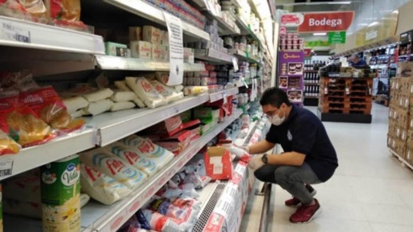 Realizan controles de precios y abastecimiento
