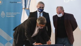 El ministro Rodríguez, junto a Basterra, entregó financiamiento a pescadores de Mar del Plata