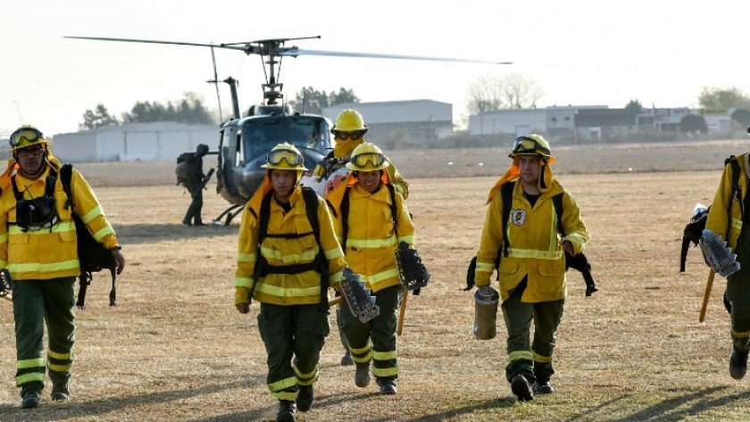 Continúan trabajando en el Delta para contener los incendios en islas