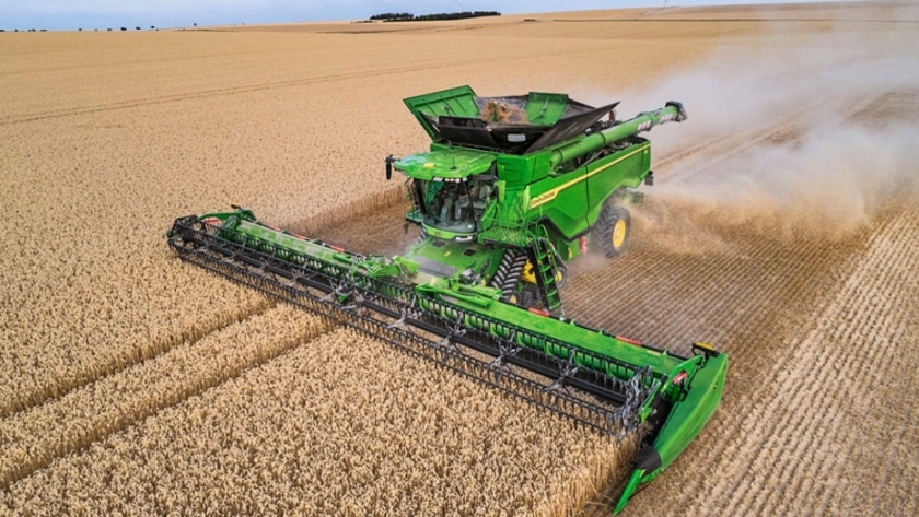 Nueva cosechadora X9 y plataforma draper de John Deere