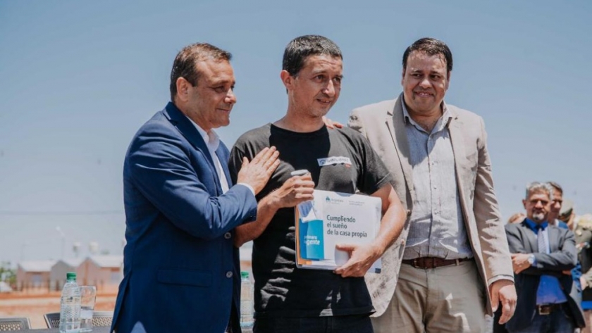 Herrera Ahuad y Alberto Fernández entregaron viviendas en el Barrio Itambé Guazú de Posadas