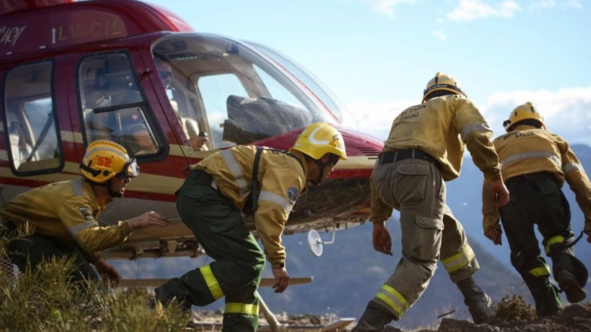 Ambiente suma un helicóptero de gran porte alquilado a Francia para combatir incendios forestales en el país