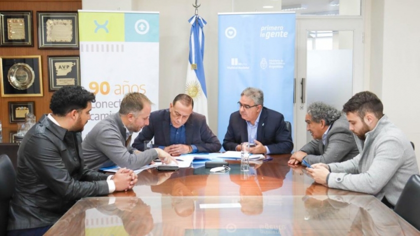 Raúl firmó contrato con Vialidad Nacional para inicio de la repavimentación de rutas 60 y 157