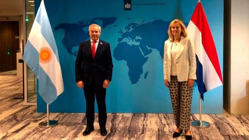 Solá se reunió en La Haya con la ministra de Asuntos Exteriores de Países Bajos, Sigrid Kaag