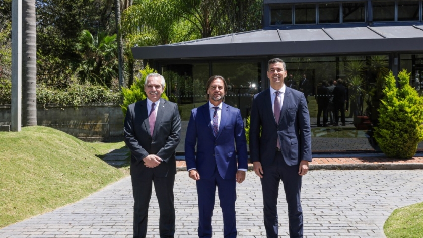 El presidente se reunió con sus pares de Uruguay y Paraguay para definir la organización de los partidos inaugurales del Mundial Centenario 2030