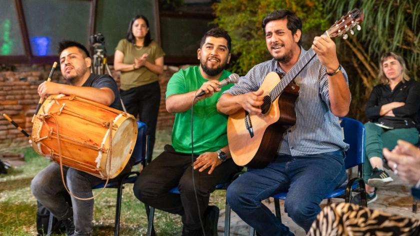 Emocionante encuentro con los hacedores del Poncho en la Casa de la Cultura