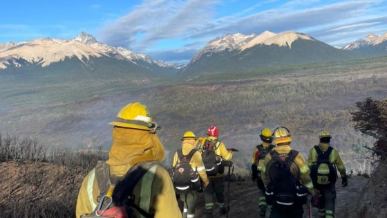 Bomberos cordobeses continúan trabajando en el sur del país